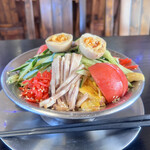 らーめん中華 海燕 - メタル丼で山盛りです。この山の底に5個の氷が入っていて冷えていきます。