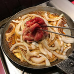 司バラ焼き大衆食堂 - 先ずは、お肉を崩さずにタマネギのみ炒めます。