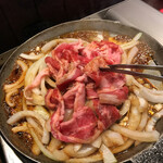 司バラ焼き大衆食堂 - 次に、お姉さんからコールを頂いたら、お肉を崩して行きます。