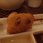 ワインと串揚げ こぱん - 豚バラはマスタードのせで