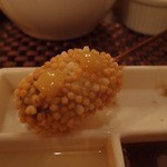 ワインと串揚げ こぱん - ぷにぷにの生麩の周りにぱりぱりあられ。