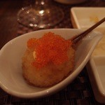 ワインと串揚げ こぱん - ホタテの串の上にとびっこ。
      