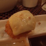 ワインと串揚げ こぱん - チーズがとろけていい感じです。
      