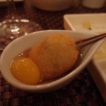 ワインと串揚げ こぱん - うずらの卵黄身添え。
      