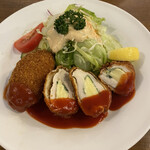 Sarada No Mise Sancho - チキンカツにチーズ　衣薄めサクサク＆カリカリ肉柔らかくチーズと合う〜　中が濃厚トロトロカニクリームコロッケ　衣が本格洋食店　サラダの野菜シャキシャキ　フレンチドレッシングのようなさっぱり感がいい〜