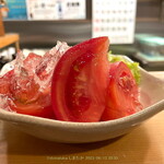 Akira - 冷やしトマト ママさんの勝ち割氷細工が美，素のトマトの味も美♪
