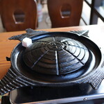 サッポロビール園 ビヤカフェ・ライラック - 北海道の形をしたジンギスカン鍋(2023年6月)