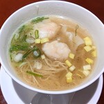 九龍酒樓 - 香港式　海老ワンタン塩味麺