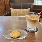 丸美珈琲店 - アイスカフェオレ / レーズンのクッキー