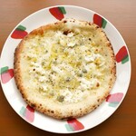 Melty and rich 4 types of cheese pizza