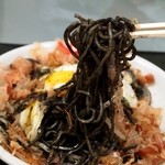 タウンいとよ - ブラックやきそばの麺はイカ墨で真っ黒