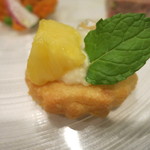 Convivio - 25年8月　前菜　ポレンタクッキー　ゴルゴンゾーラムースとパイナップル