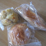 天然酵母パン　ゆめぱん - この中から自宅に３個パンを買って帰ってみました。
            