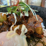 Tatte Nomu Okada - 週替わりランチ カツオとアボカドのピリ辛ユッケ丼〜温玉のっけ〜：ねっとり、濃い味つけ。温玉が中和。