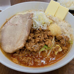 Ra-Men Touyoko - 辛肉ラーメン+特製チャーシュー＋バター+ニンニク+背脂マシ、サービスで麺大盛無料