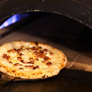 用石炉烤制的正宗披萨