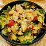 和酒・煮込み らいどん - えびとアボカドごろごろサラダ