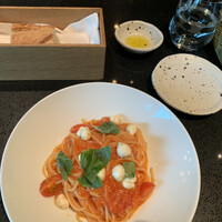 TRATTORIA CREATTA - 本日のパスタ。パンが添えられます。