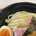 石焼つけ麺 繋 - 綺麗に整えられた麺