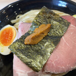 石焼つけ麺 繋 - つけ汁にもウニが入ってますが、麺の上にも生ウニが‼︎