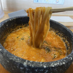 石焼つけ麺 繋 - 石焼の器でグツグツのつけ汁。非常に濃厚でウニの旨味があります。