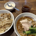 Chimma Ya - 【2023.6.14(水)】日替り定食（豚バラ塩焼肉丼＋半醤油ラーメン）1,100円→750円