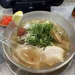 Ikko Tsu Nyuukon - やや透き通ったスープは煮干しスープ。