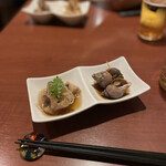 酒肴場 屯 - 先付けは、鯵の南蛮漬けとバイ貝の煮付け。オーソドックスながらこちらの味付けの素晴らしさの一端が垣間見れる逸品。