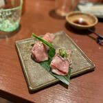 酒肴場 屯 - とろっととろける和牛の肉寿司