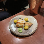 酒肴場 屯 - 鰻の白焼きに銀杏。これも日本酒が進む逸品。