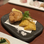 酒肴場 屯 - カスベの唐揚げに、とうもろこしと根曲り竹の素揚げ。軽く塩を付けていただきます。