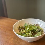 橄欖油羅勒的簡單綠色沙拉