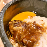 Youshokuya Ise Juu - 味噌入りのためか、優しい味付けのデミグラスソースと、生卵と共にオンザライス