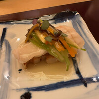 銀座 奥田 - 蒸し物「ハタ、れんこん、みつば、人参、ヤングコーン、銀餡掛け」ふっくらとしたハタ