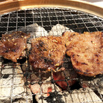 Yakiniku Zocchan - 味付けは濃いめで、ごはんと良く合います。右側2つ、カルビとロースが柔らかくて美味しいです