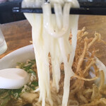 うどん み原 - 手打ちと分かるよう意図的か 幅がバラバラ