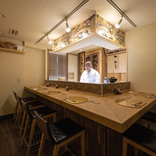 会員制のカウンター席でございます。