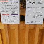 中華そば 深緑 - スープと肉の説明　メインは黒と白だか鮭節オススメ！