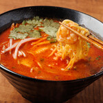 Aji Ambisutoro Suzu - 酸味と辛味が効いたトムヤムスープに、中華麺の旨味がよく合います。