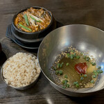 伝統韓国料理 松屋 - 麦ごはん味噌チゲ定食全景