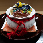 赤坂 菊乃井 - 正月らしい巾着型の器に、正月の和食らしさ