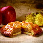 らぽっぽファーム - らぽっぽの人気NO.1商品！
出来る限り砂糖を使わず、さつまいも本来の甘みを生かし
丁寧に焼き上げました。
しっとりさつまいもとジューシーりんごの相性抜群です。

■100g当りのカロリー：275kcal
※アレルゲン：小麦・卵・乳成分・大豆・りんご