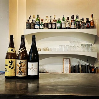 夜は立ち飲みバーにも。気軽にサクッと1杯でもご利用下さい。