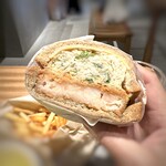 Park South Sandwich - ◆海老カツとコールスロー・・全粒粉のパンを使用し、厚めの海老カツとたっぷりのコールスローが美味しい。 ボリュームがありますから、思った以上にお腹が膨れましたよ。