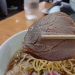 赤坂味一 - チャーシューは脂が少ない腰のしっかりしたヤツ。美味しかった。しっかり温もってもらいました。