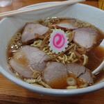 Akasaka Ajiichi - チャーシュー麺900円税込。かつお出汁の酸味が効いたヤツに思えました。ちょっととがってたかな。スープ、ぬるくて残念。ホワイトペッパーは良く合いましたが、なんの変哲もない中華そばに変身。お酢も合わず。