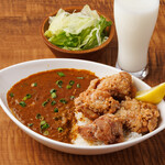 Aji Ambisutoro Suzu - 揚げたてジューシーの地鶏の唐揚げが4Pついたカレーライスセット！当店の唐揚げは身がたっぷりでボリューム満点なのが自慢♪