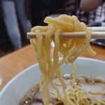 Akasaka Ajiichi - 麺は太めチリチリ。固めの茹で上がり…というか、バリ硬？アルデンテではない。