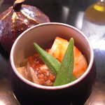 日本料理 櫻川 - 海老、蛸、加茂茄子、オクラ、錦糸瓜を炊いたものに梅じそジュレをかけて…