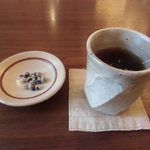 紫野和久傳 - サービス品の艶ぼくろとお茶